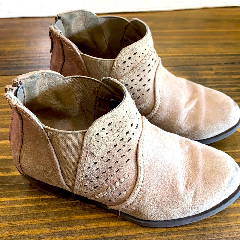 Tan girl bootie shoe